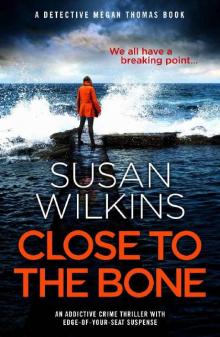 Close to the Bone: An addictive crime thriller with edge-of-your-seat suspense (Detective Megan Thomas)